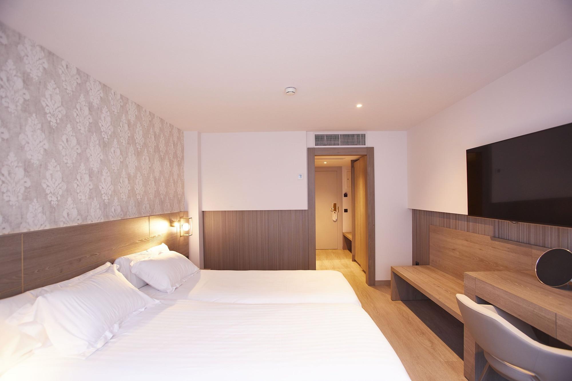 Grand Plaza Hotel & Wellness Andorra la Vella Exteriör bild A room at the hotel