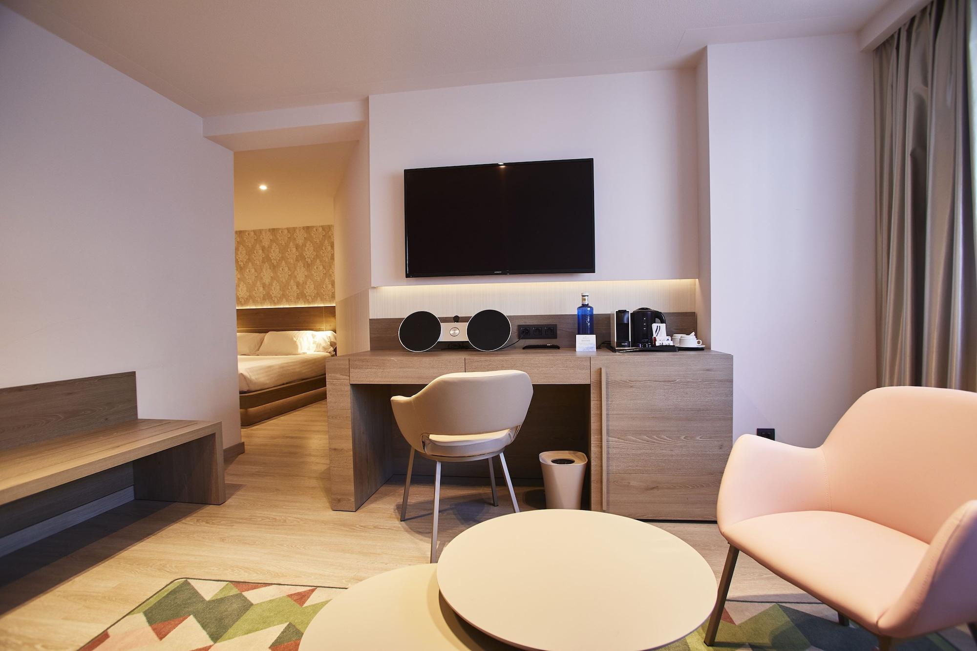 Grand Plaza Hotel & Wellness Andorra la Vella Exteriör bild A suite at the hotel