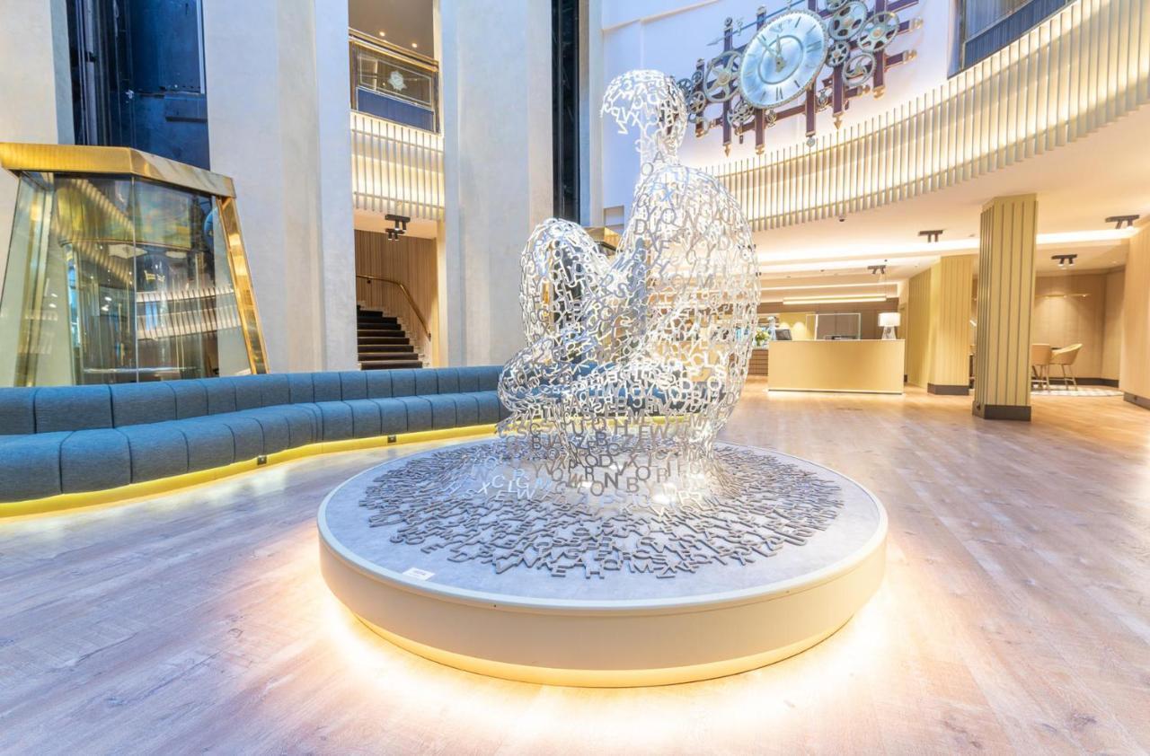 Grand Plaza Hotel & Wellness Andorra la Vella Exteriör bild Fountain in the lobby of the hotel