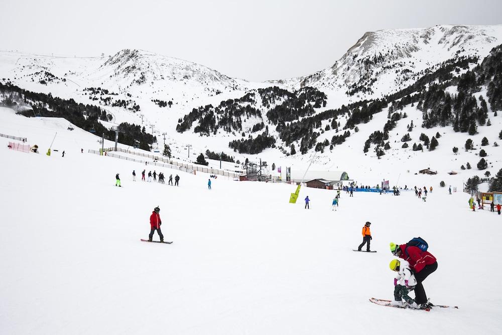 Grand Plaza Hotel & Wellness Andorra la Vella Exteriör bild Skiing at the resort