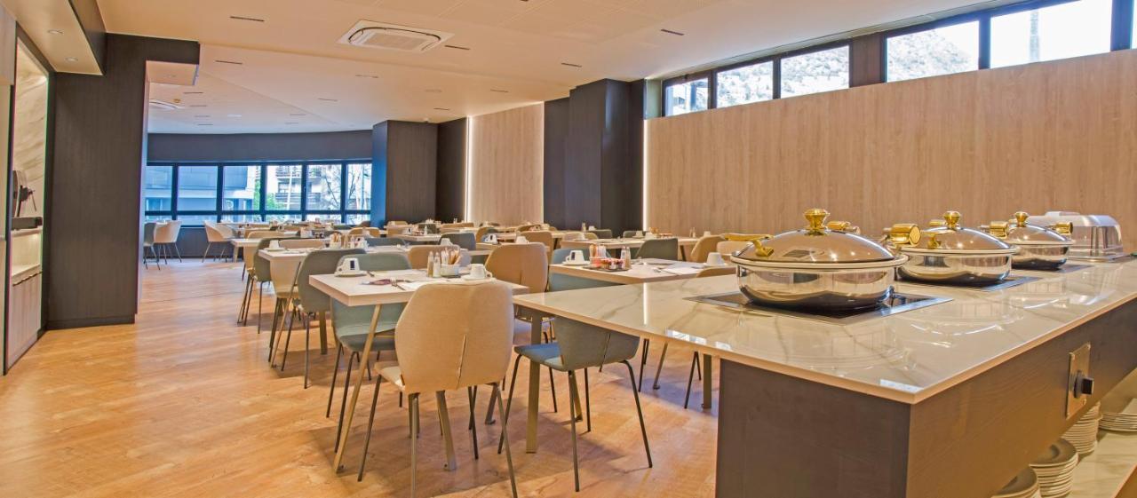 Grand Plaza Hotel & Wellness Andorra la Vella Exteriör bild The dining room at the 1011 Club