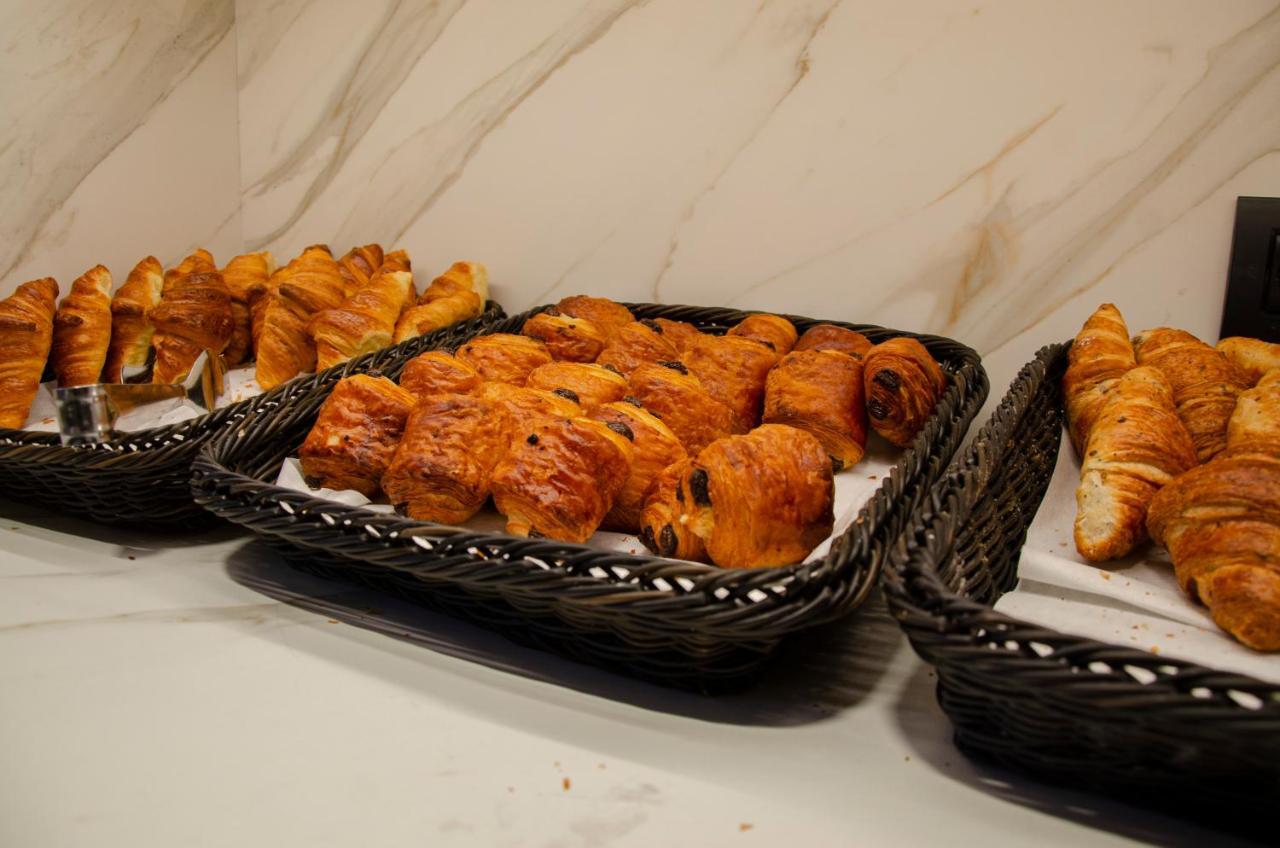 Grand Plaza Hotel & Wellness Andorra la Vella Exteriör bild Baked goods at a buffet