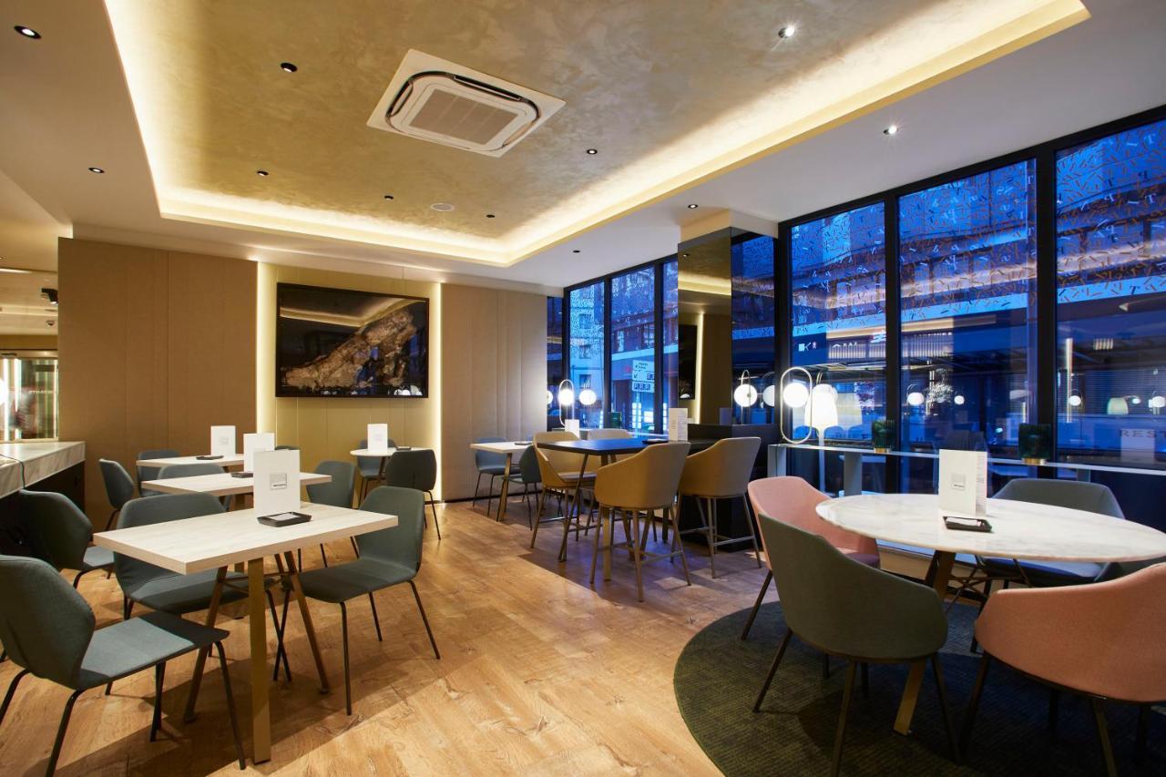 Grand Plaza Hotel & Wellness Andorra la Vella Exteriör bild The lounge at London Heathrow Airport